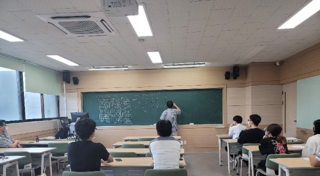 210930 수학과콜로퀴움 3.jpg