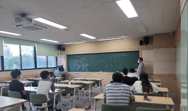 210930 수학과콜로퀴움 4.jpg