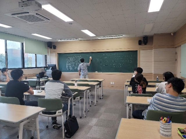 210930 수학과콜로퀴움 5.jpg