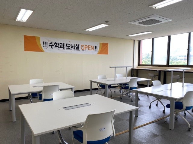 220427 수학과 도서실 오픈 기념행사 4.jpg