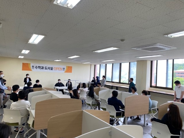 220427 수학과 도서실 오픈 기념행사 5.jpg