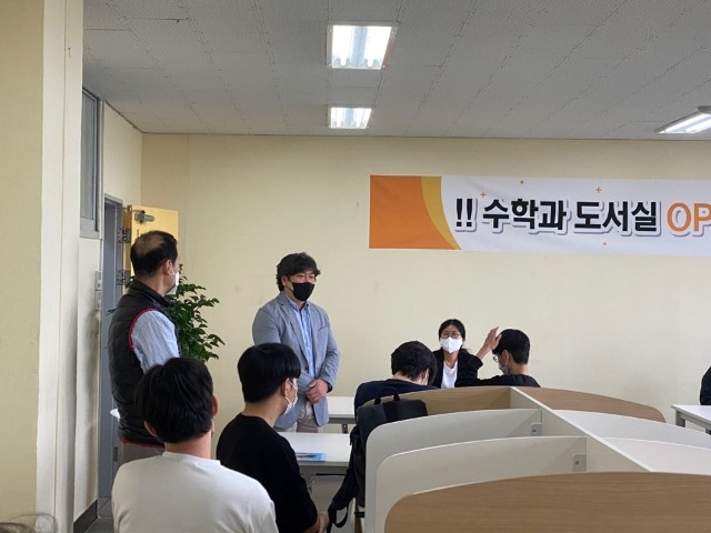 220427 수학과 도서실 오픈 기념행사 6.jpg